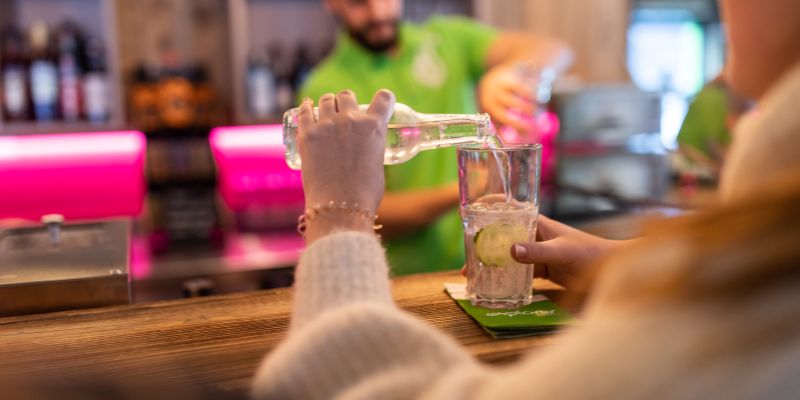 Wie wäre es mit einem Gin Tonic? Hochwertige Gins an der Explorer Bar