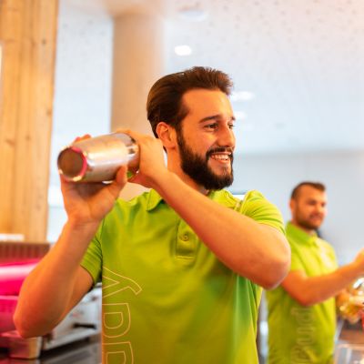 Cocktails an der Bar in den Explorer Hotels.