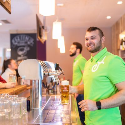 Az Explorer Buddies örömmel szolgálja ki Önt a bárban.