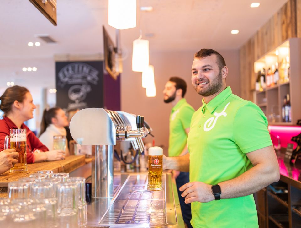 Průzkumníci Buddies vás rádi obslouží u baru.