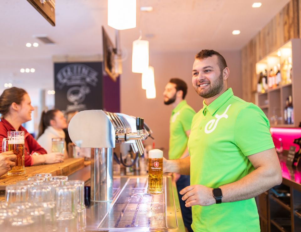 Les Explorer Buddies seront heureux de vous servir au bar.