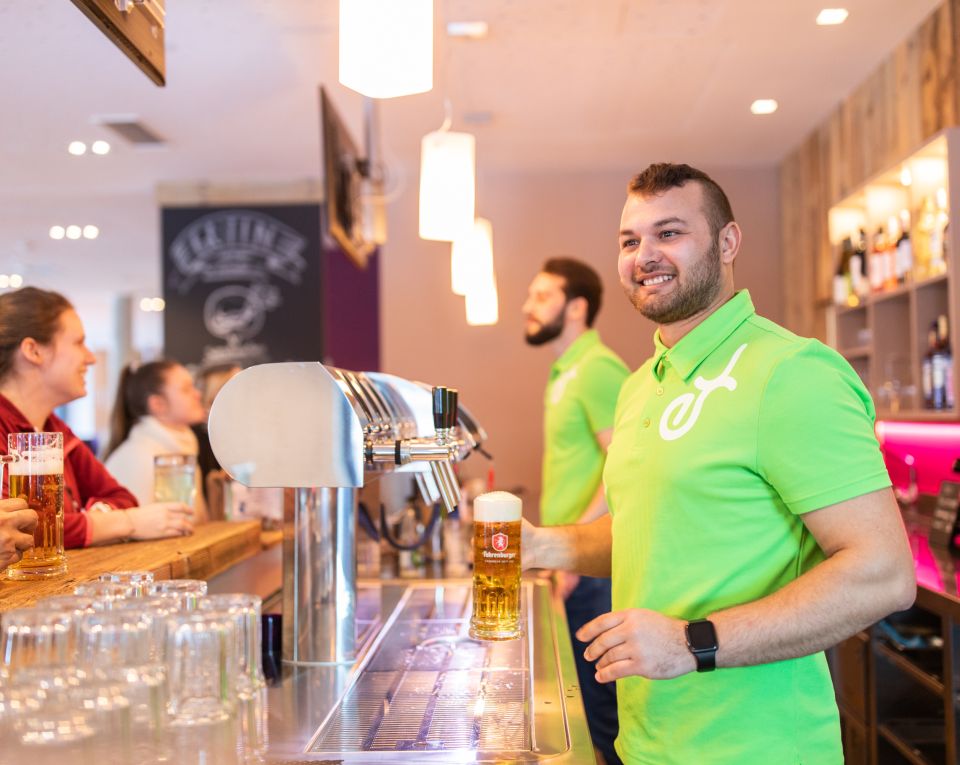 Przyjaciele Explorera z przyjemnością będą Cię obsługiwać w barze