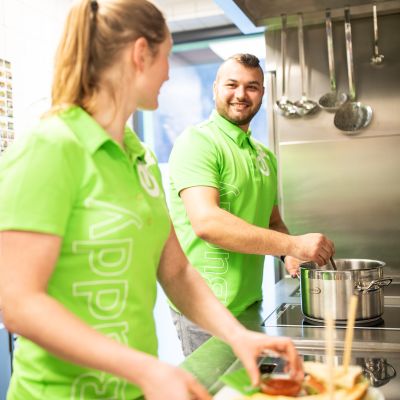 In den Explorer Hotels bekommst Du an der Bar kleine Snacks mit denen Du Deine Energiespeicher nach einem anstrengenden Skitag wieder auffüllen kannst.