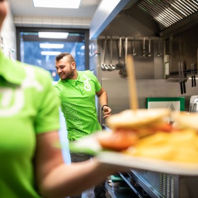 Unsere Buddies bereiten die Snacks liebevoll für Dich zu.