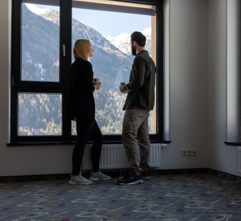 In der Pause den Blick in die Berge genießen