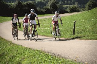 Rennradtour mit Freunden vor der Kulisse der Allgäuer Hochalpen