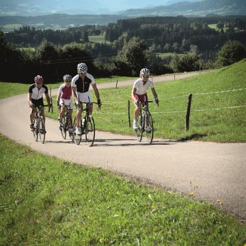 Rennradtour mit Freunden vor der Kulisse der Allgäuer Hochalpen