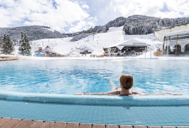 Kolejka linowa Kaiserburgbahn zabierze Cię na górę bezpośrednio z łaźni rzymskich w Bad Kleinkirchheim. Wszyscy goście Explorer Hotel Bad Kleinkirchheim mogą tam odpocząć lub skorzystać ze stoków.