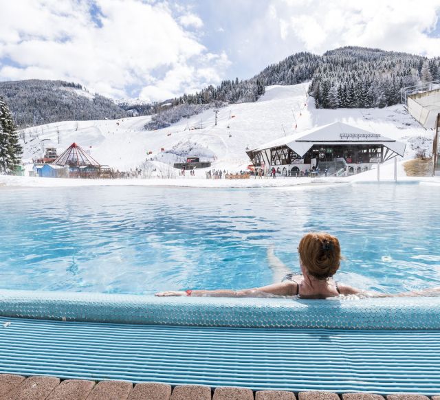 Le téléphérique Kaiserburgbahn monte directement jusqu'aux thermes romains de Bad Kleinkirchheim. Les clients de l'hôtel Explorer Bad Kleinkirchheim peuvent s'y détendre ou profiter des pistes.