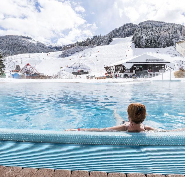 De Kaiserburgbahn brengt u rechtstreeks vanuit de Romeinse baden in Bad Kleinkirchheim de berg op. Alle gasten van het Explorer Hotel Bad Kleinkirchheim kunnen hier ontspannen of genieten van de pistes.