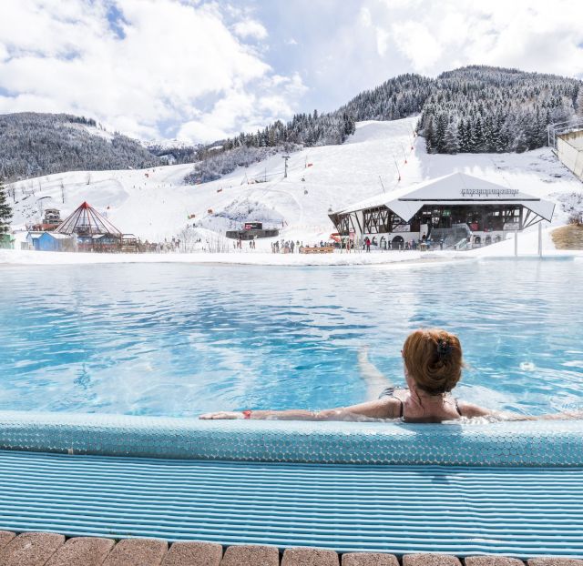 The Kaiserburgbahn cable car takes you up the mountain directly from the Roman baths in Bad Kleinkirchheim. All guests of the Explorer Hotel Bad Kleinkirchheim can relax there or enjoy the slopes.