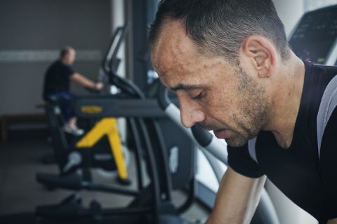 Steffen Thum nutzt den Fitnessbereich im Explorer Hotels zur Vorbereitung