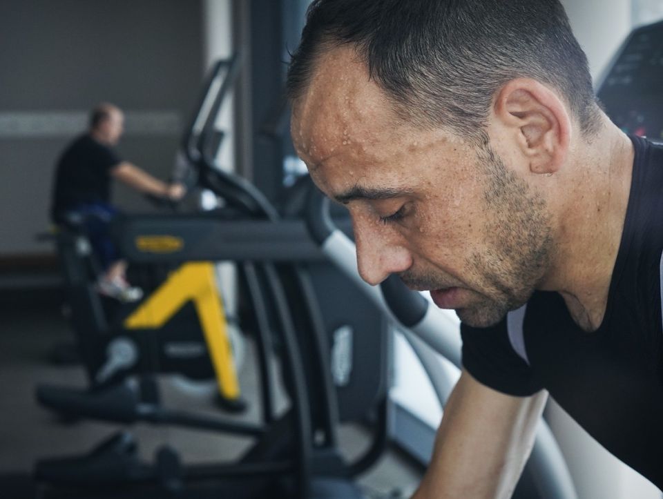 Steffen Thum korzysta z siłowni w hotelach Explorer, aby się przygotować