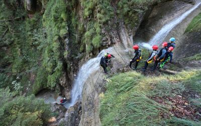 Het kinderprogramma FLORIAN omvat canyoning Kinderen kunnen meedoen aan het spannende canyoningevenement en hun moed bewijzen.