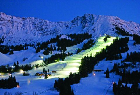 Le jeudi, de 17h30 à 21h00, vous pouvez dévaler les pistes à ski sous les phares des projecteurs.