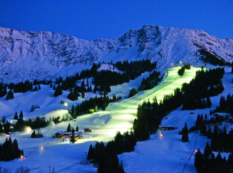 Nocna jazda na nartach w ośrodku narciarskim Oberjoch W czwartki od 17:30 do 21:00 można zjeżdżać na nartach w blasku reflektorów.