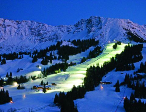 Éjszakai síelés az Oberjoch síterületen Csütörtökönként 17:30 és 21:00 óra között reflektorfényben száguldhatsz le a lejtőkön.