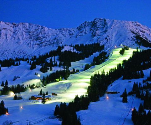 Night skiing in the Oberjoch ski area On Thursdays from 5:30 p.m. to 9:00 p.m. you can race down the slopes under the spotlights.