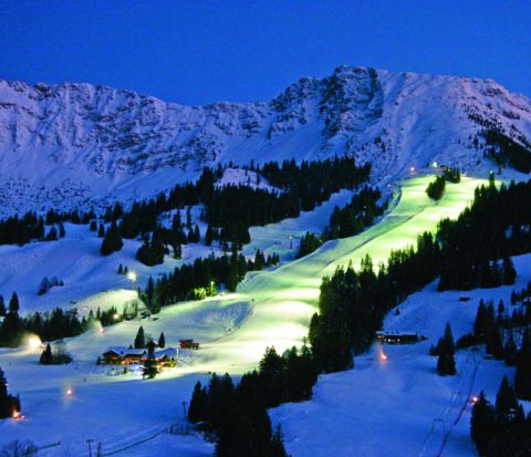 Le jeudi, de 17h30 à 21h00, vous pouvez dévaler les pistes à ski sous les phares des projecteurs.