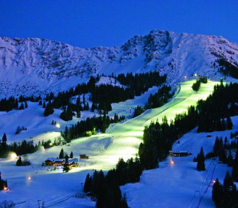 Csütörtökönként 17:30 és 21:00 óra között reflektorfényben száguldhatsz le a lejtőkön.