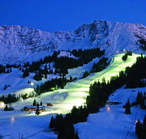 On Thursdays from 5:30 p.m. to 9:00 p.m. you can race down the slopes under the spotlights.