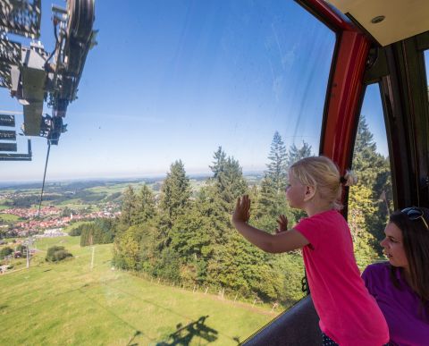 A nesselwangi Alpspitzbahn felvonó kényelmesen és biztonságosan visz fel a hegyre túranyaralása során. Az Explorer Hotel Neuschwansteinből közvetlenül is indulhat egy kellemes túrára az Alpspitzre.