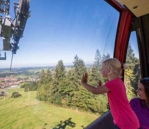 Lanovka Alpspitzbahn v Nesselwangu vás během vaší turistické dovolené pohodlně a bezpečně vyveze na horu. Pohodovou túru na Alpspitze můžete zahájit také přímo z hotelu Explorer Hotel Neuschwanstein.