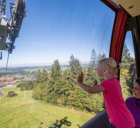 La funivia Alpspitzbahn di Nesselwang vi porterà in montagna in tutta comodità e sicurezza durante la vostra vacanza escursionistica. Inoltre, potete partire per una piacevole escursione sull'Alpspitze direttamente dall'Explorer Hotel Neuschwanstein.