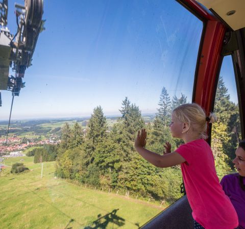 Kolejka linowa Alpspitzbahn w Nesselwang zabierze Cię wygodnie i bezpiecznie na szczyt podczas pieszych wędrówek. Możesz również rozpocząć relaksującą wędrówkę na Alpspitze bezpośrednio z hotelu Explorer Neuschwanstein.