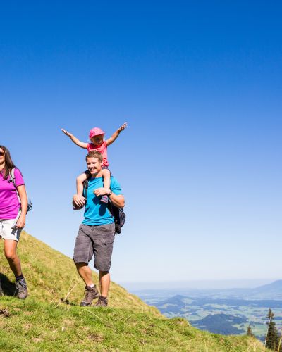 Traumwetter im Familienurlaub in den Allgäuer Bergen. Herrliche Sommerferien in Deutschland verbringen. Auch das Schloss Neuschwanstein habt Ihr gleich vom Explorer Hotel in Nesselwang aus erreicht.