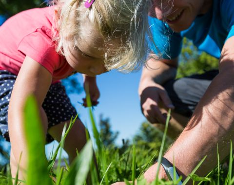 Mali odkrywcy eksplorują krainę Allgäu. Na wakacjach z rodziną w Bawarii młodzi podróżnicy znajdą mnóstwo atrakcji. Możesz zatrzymać się w hotelu Explorer w Nesselwang, który oferuje designerskie pokoje, śniadanie, spa sportowe z sauną i myjnię rowerową.