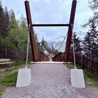 Blick über die Hängebrücke