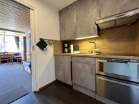 Küche mit Backofen und Spülmaschine
