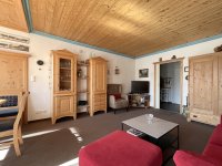 Wohnraum mit Blick in die Küche