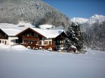 Der Falkenhof im Winter mit dem Rubihorn im Hintergrund. Falkenhof