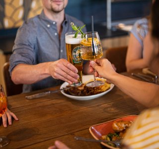 Anstoßen im Restaurant