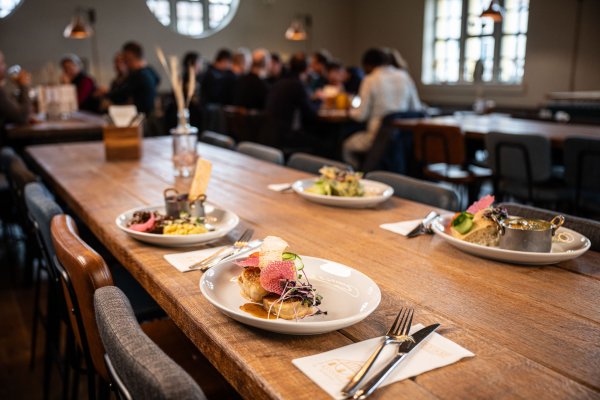 verschiedene Gerichte am Tisch