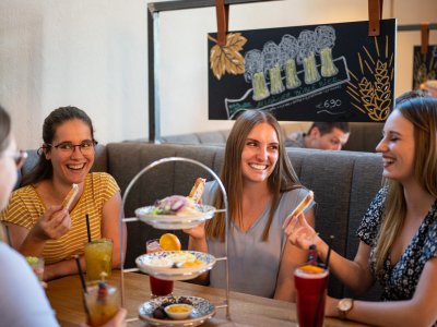 Eine Gruppe Frauen sitzt beim Muttertagsbrunch in der Fasshalle beisammen und frühstückt.