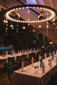 Weihnachtlich eingedeckte Tische erwarten Euch.