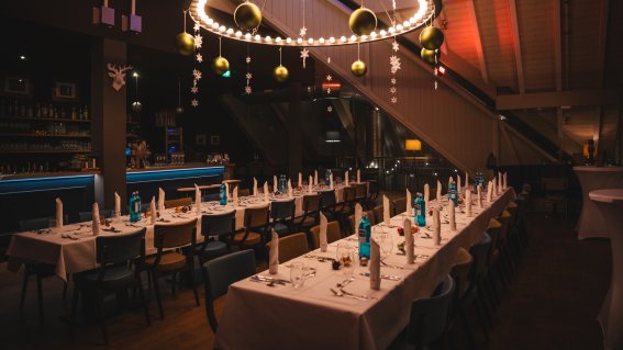 Weihnachtlich eingedeckte Tische erwarten Euch.