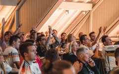 Viele Menschen sitzen in der Fasshalle und schauen jubelnd das Deutschland-Spiel der Fußball WM