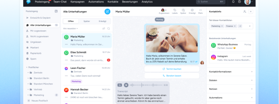 Die Person spricht mit einem Kunden über Dienstleistungen. Gespräche sind auf einer Plattform sichtbar.
