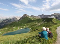 Im Hintergrund die Kanzelwand-Bergstation und der Gipfel der Kanzelwand