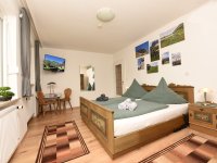 Ferienhaus-bergverbunden-fischen-allgaeu-schlafzimmer-doppelbett