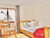 Durchgangszimmer mit 140x200 Bett