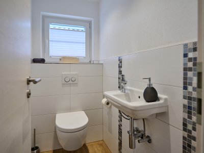 Die großzügige Wohnung Hofblick 2 hat nicht nur zwei Schlafzimmer, sondern zusätzlich zum geräumigen Badezimmer ein separates WC