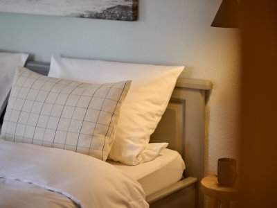 Das zweite Schlafzimmer der Ferienwohnung ist ruhig gelegen und großzügig eingerichtet.