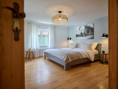 Hell, geräumig und gemütlich ist auch das zweite Schlafzimmer der großzügigen Ferienwohnung HofBlick 2 im Halder Sennhof.