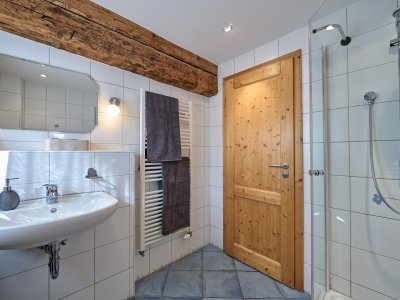 Das Badezimmer ist hell und geräumig wie auch modern eingerichtet.