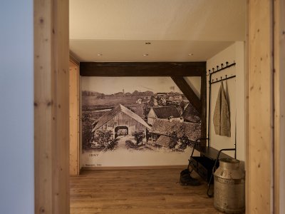 Die Garderobe der Wohnung im Haupthaus empfängt die Gäste mit einer visuellen Zeitreise in die Vergangenheit des traditionsreichen Halder-Hofes.